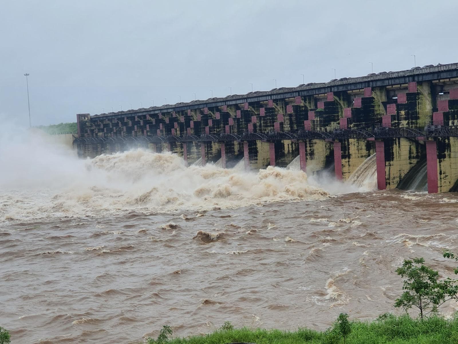 Ozat Dam in monsoon